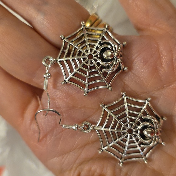 Spider Web   Earrings Halloween Favorite - Picture 4 of 4